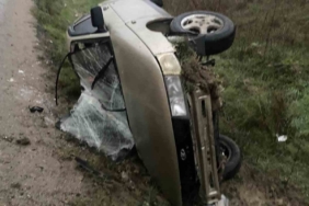 Yoğun sis beraberinde kaza getirdi: Devrilen otomobil sürücüsü yaralandı