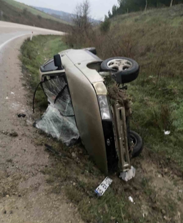Yoğun sis beraberinde kaza getirdi: Devrilen otomobil sürücüsü yaralandı