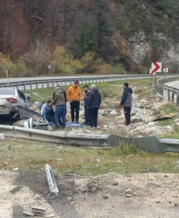 Kontrolden çıkan otomobil bariyerlere çarpıp refüje girdi; 2 kişi yaralı