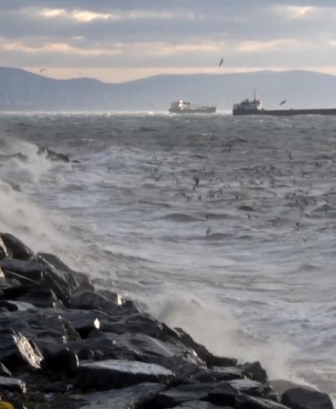İstanbul’da fırtına etkili oluyor: Dalgalar sahili dövdü