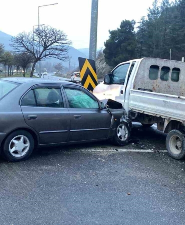 Bilecik’te otomobil ile kamyonet çarpıştı: 5 yaralı