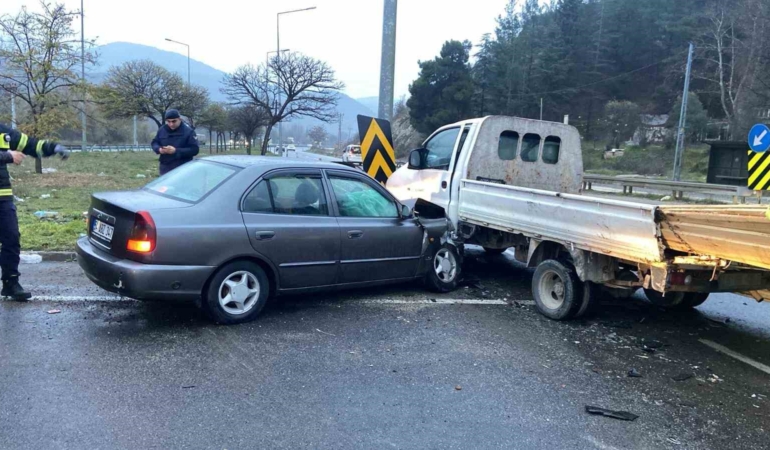 Bilecik’te otomobil ile kamyonet çarpıştı: 5 yaralı