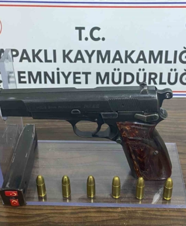 Ruhsatsız tabanca taşıyan 2 şahıs polis engeline takıldı