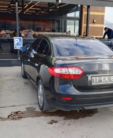 3 Aralık Dünya Engelliler Günü’nde engelli yerine park eden resmi araca ceza