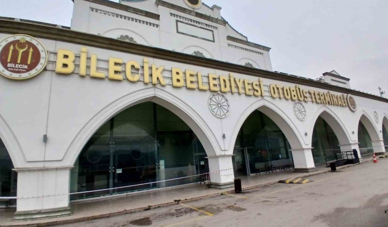 Bilecik Şehirlerarası Otobüs Terminali’nde tavan akıyor, yolcular soğuktan donyor