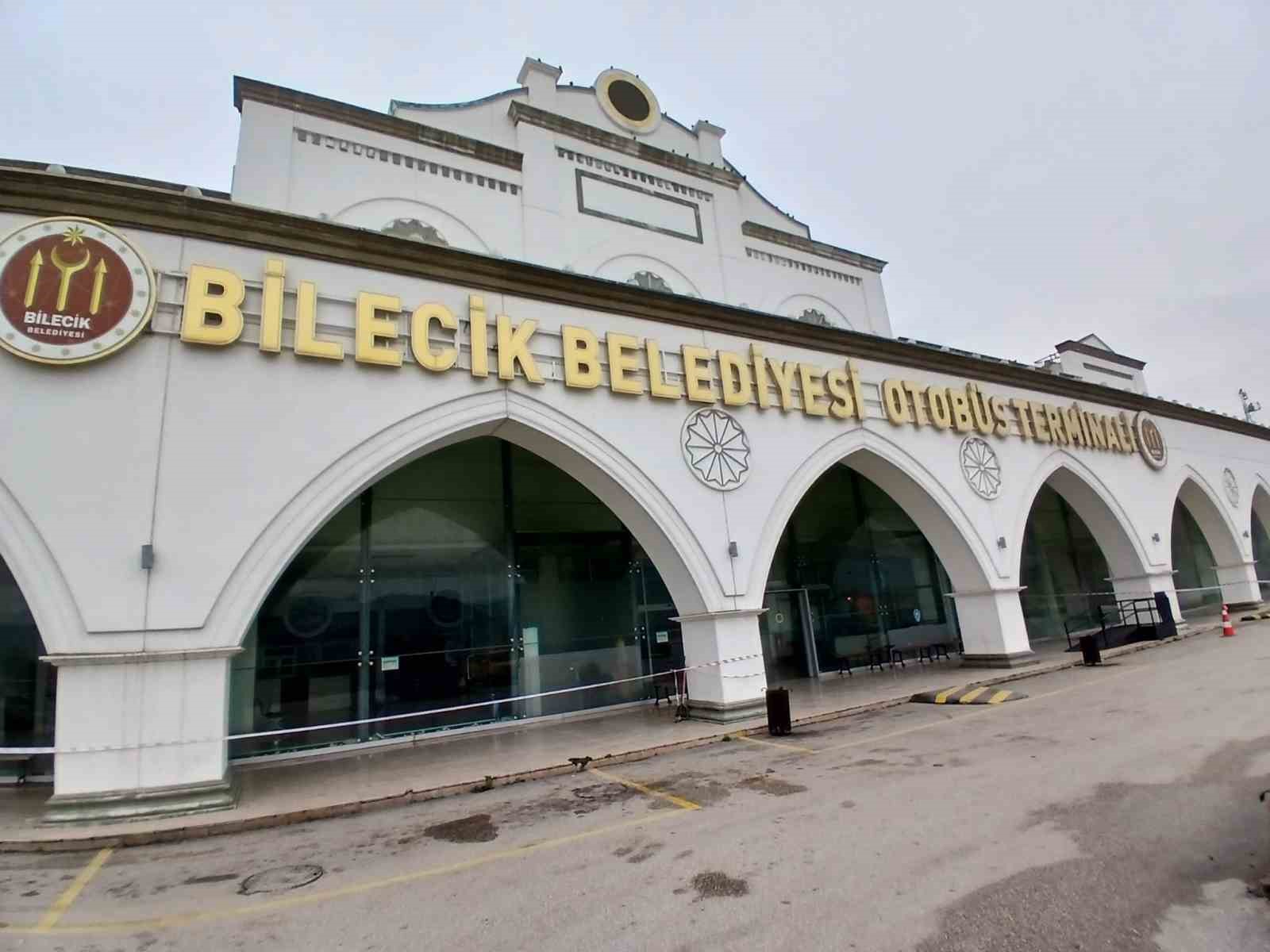 Bilecik Şehirlerarası Otobüs Terminali’nde tavan akıyor, yolcular soğuktan donyor