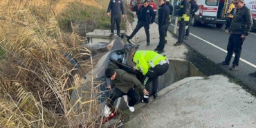 Tekirdağ’da su kanalına düşen otomobildeki çift yaralandı