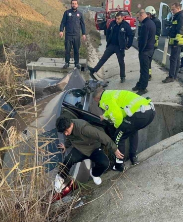Tekirdağ’da su kanalına düşen otomobildeki çift yaralandı