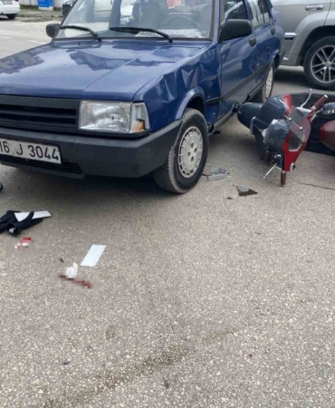 Bursa’da otomobile çarpan motosikletli ağır yaralandı