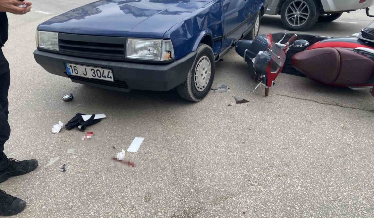 Bursa’da otomobile çarpan motosikletli ağır yaralandı