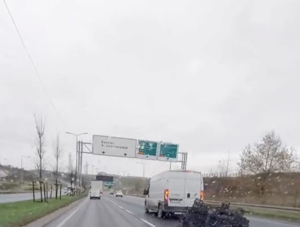 Sultangazi’de bu kadarına da "pes" dedirten görüntü: Aracın arkasına bağladığı onlarca kasayla böyle yol aldı