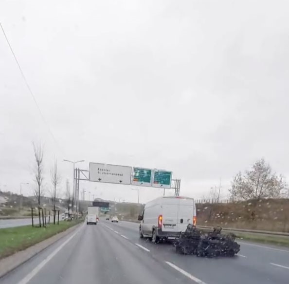 Sultangazi’de bu kadarına da "pes" dedirten görüntü: Aracın arkasına bağladığı onlarca kasayla böyle yol aldı