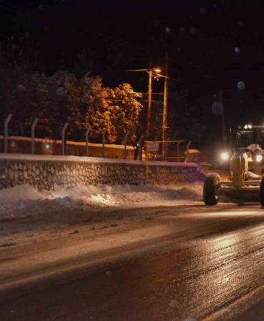 Kar yüzünden kapanan 145 mahallenin yolu büyükşehir ekipleri tarafından açıldı