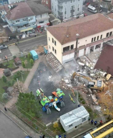 Körfez’de riskli bina yıkıldı