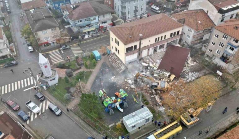 Körfez’de riskli bina yıkıldı