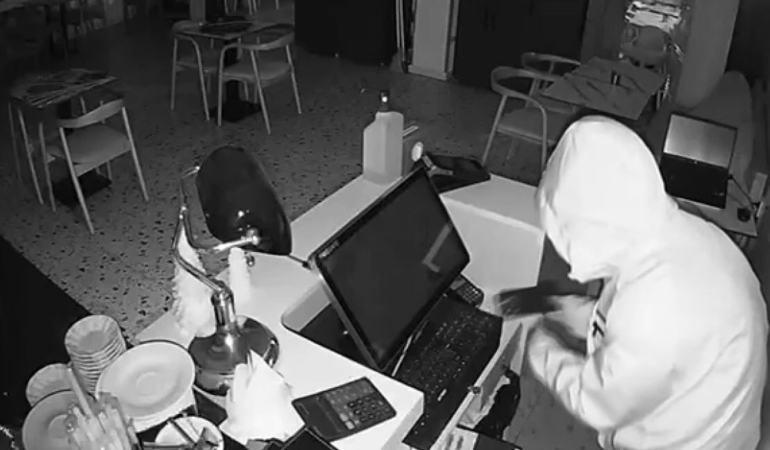 Beylikdüzü’nde 3 işyerinden toplam 51 bin 500 TL çalan hırsızlar kamerada