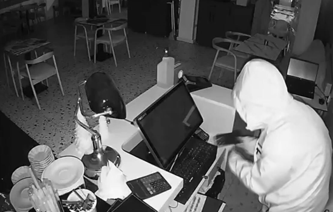 Beylikdüzü’nde 3 işyerinden toplam 51 bin 500 TL çalan hırsızlar kamerada