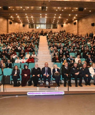 Hayata köprü sanat projesi kapsamında "Altın Çağ" tiyatro gösterisi sahnelendi