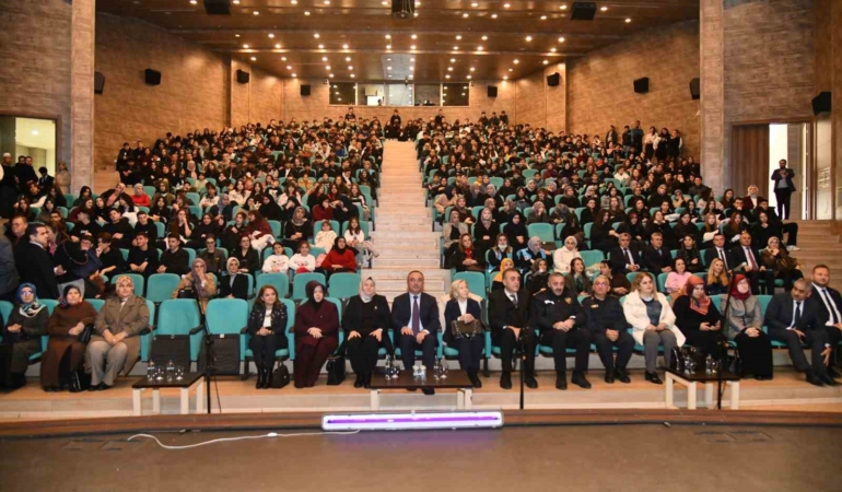 Hayata köprü sanat projesi kapsamında "Altın Çağ" tiyatro gösterisi sahnelendi