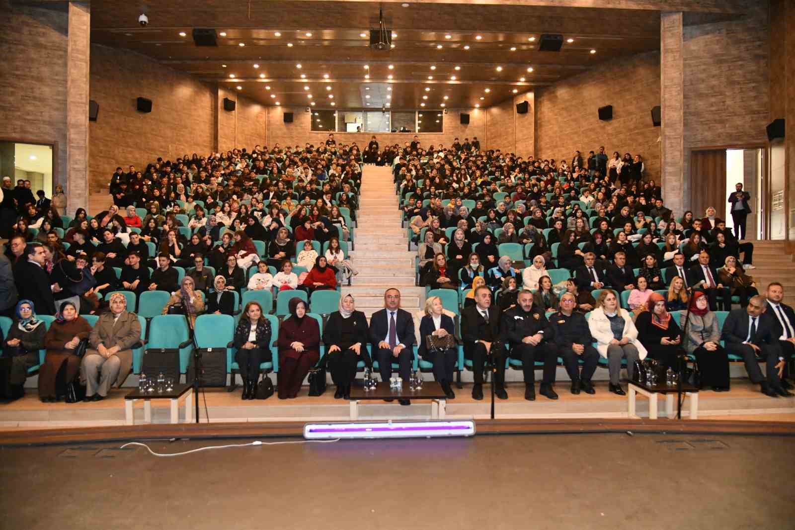 Hayata köprü sanat projesi kapsamında "Altın Çağ" tiyatro gösterisi sahnelendi