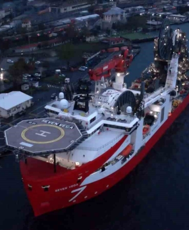 Sakarya gaz sahasında Faz 2 çalışmalarında denizaltına boru hattı kuracak Seven Vega havadan görüntülendi