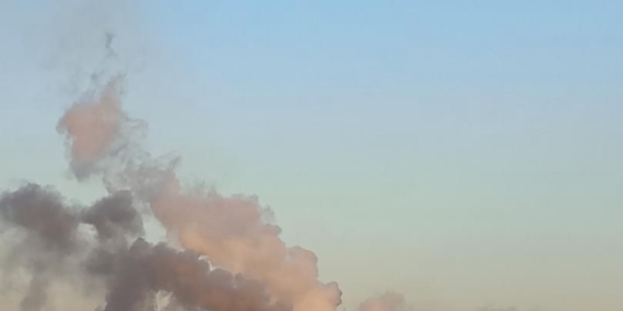 Bacadan çıkan simsiyah duman vatandaşı tedirgin etti