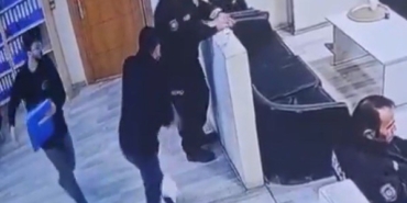 Kartal’da polis merkezinde bir şahıs bekçiye saldırarak silahını almaya çalıştı