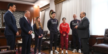 Riyad 2025’te başarılı olan sporculara Vali Ustaoğlu’ndan tebrik