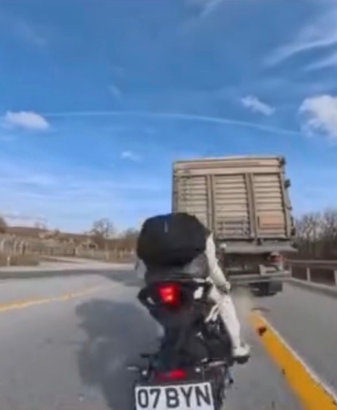 Kırklareli’nde tıra çarpan motosikletli yaralandı