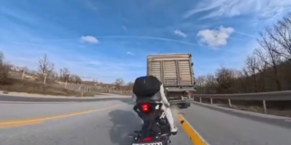 Kırklareli’nde tıra çarpan motosikletli yaralandı