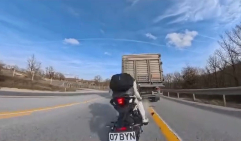 Kırklareli’nde tıra çarpan motosikletli yaralandı