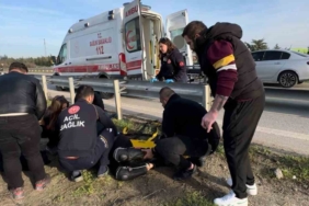 Motosikletle bariyere çarpan üniversite öğrencisi ağır yaralandı