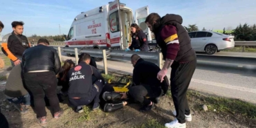 Motosikletle bariyere çarpan üniversite öğrencisi ağır yaralandı