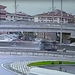 Beton bariyere çarpan otomobil devrilip sürüklendi, kaza anı kamerada