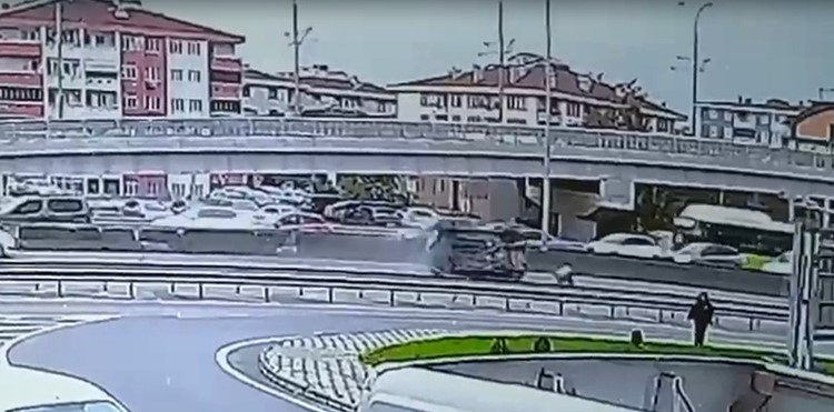 Beton bariyere çarpan otomobil devrilip sürüklendi, kaza anı kamerada
