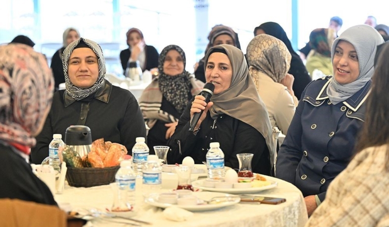 Gaziosmanpaşa Belediye Başkan Vekili Karadeniz, okuma-yazma kursiyerlerini ağırladı