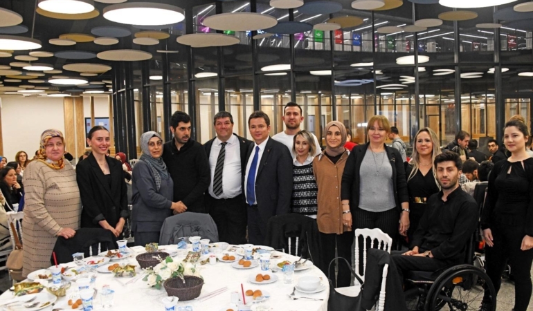 Başkan Erkan Aydın engelleri sevgiyle aştı