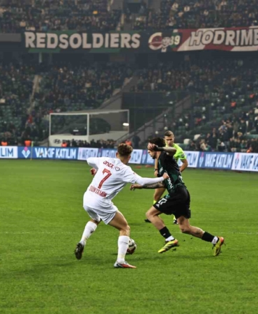 Trendyol Süper Lig: Kocaelispor: 2 - Antalyaspor: 1 (İlk yarı)