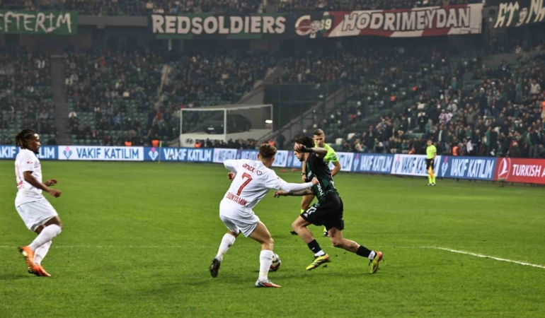 Trendyol Süper Lig: Kocaelispor: 2 - Antalyaspor: 1 (İlk yarı)