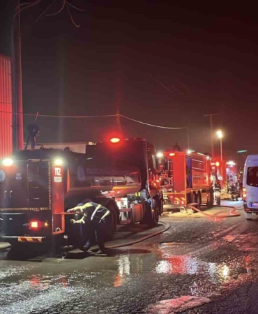 Kocaeli’de geri dönüşüm deposunda yangın: 1 yaralı