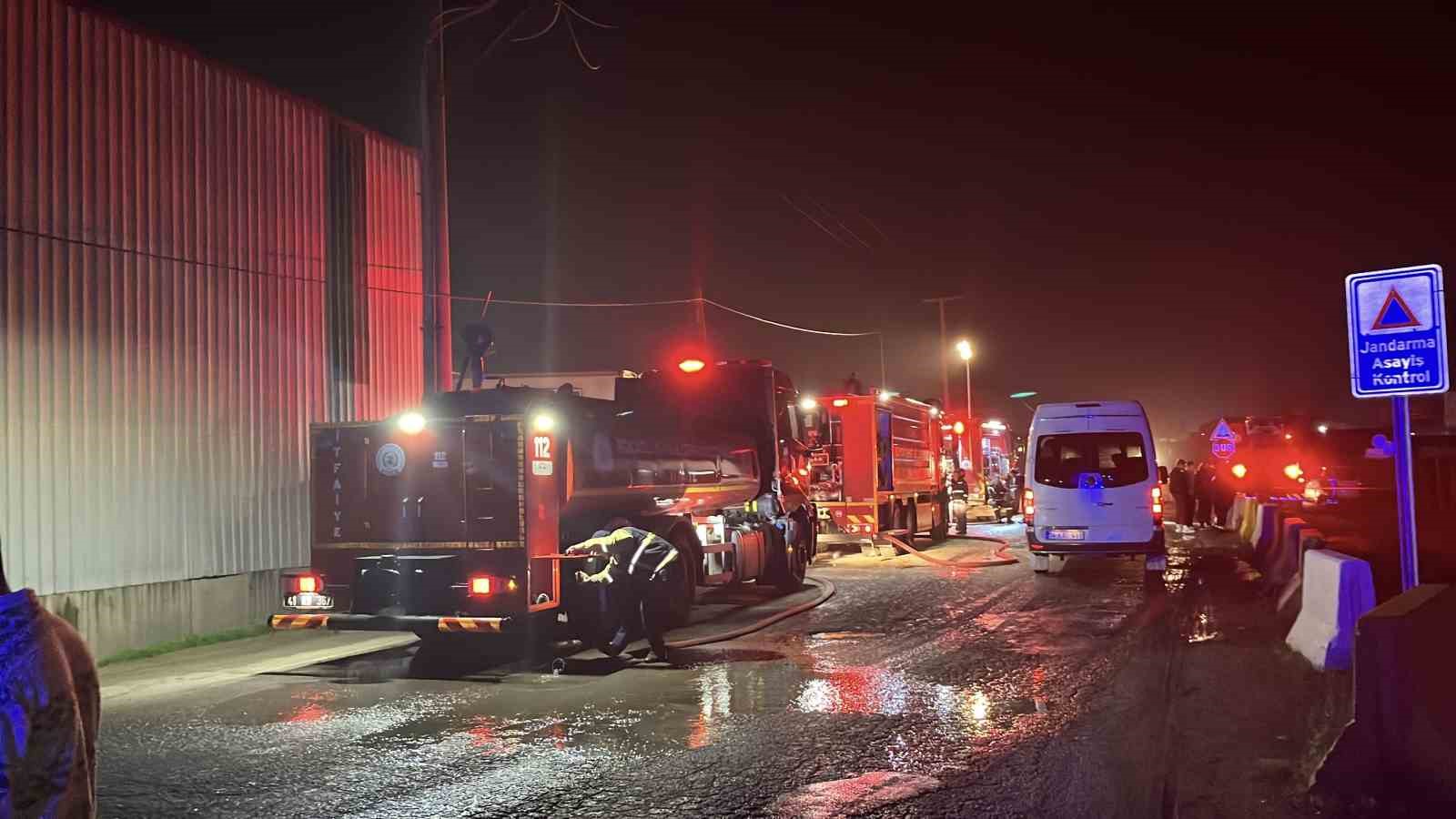 Kocaeli’de geri dönüşüm deposunda yangın: 1 yaralı