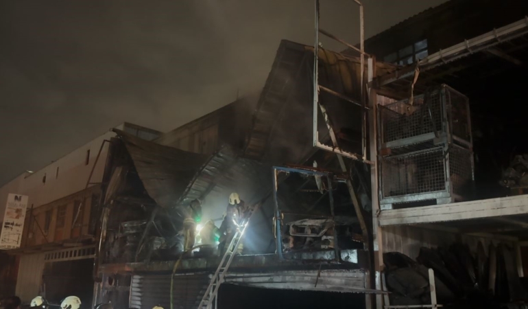 Başakşehir Atatürk Oto Sanayi Sitesi’nde korkutan yangın