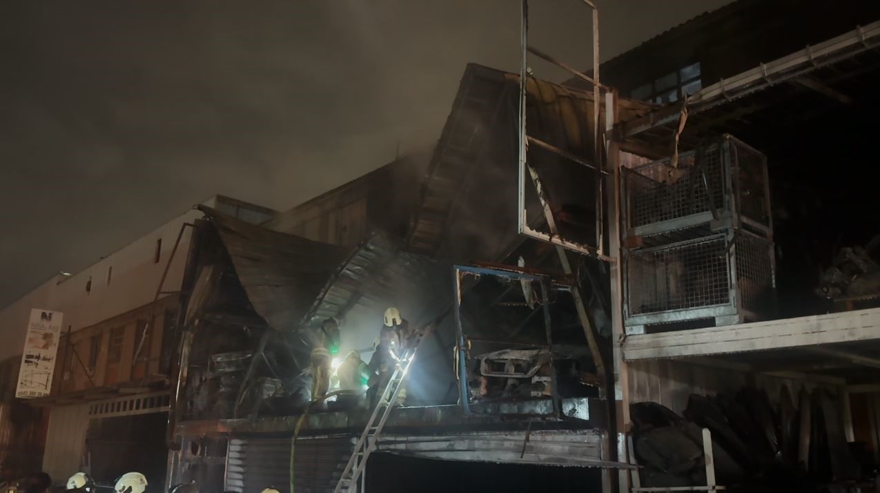 Başakşehir Atatürk Oto Sanayi Sitesi’nde korkutan yangın