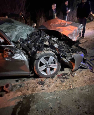 Çekiciye çarpan otomobilin sürücüsü yaralandı