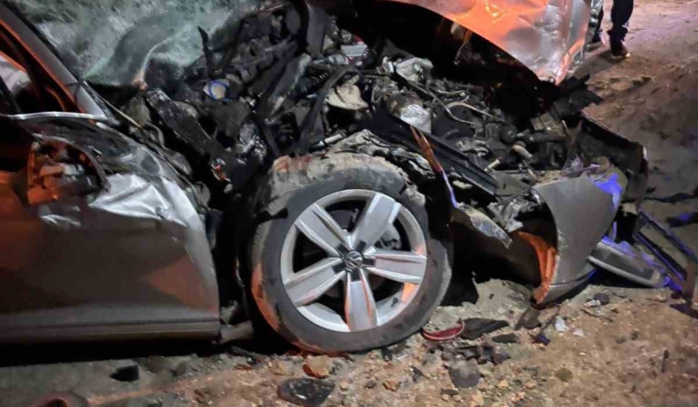 Çekiciye çarpan otomobilin sürücüsü yaralandı