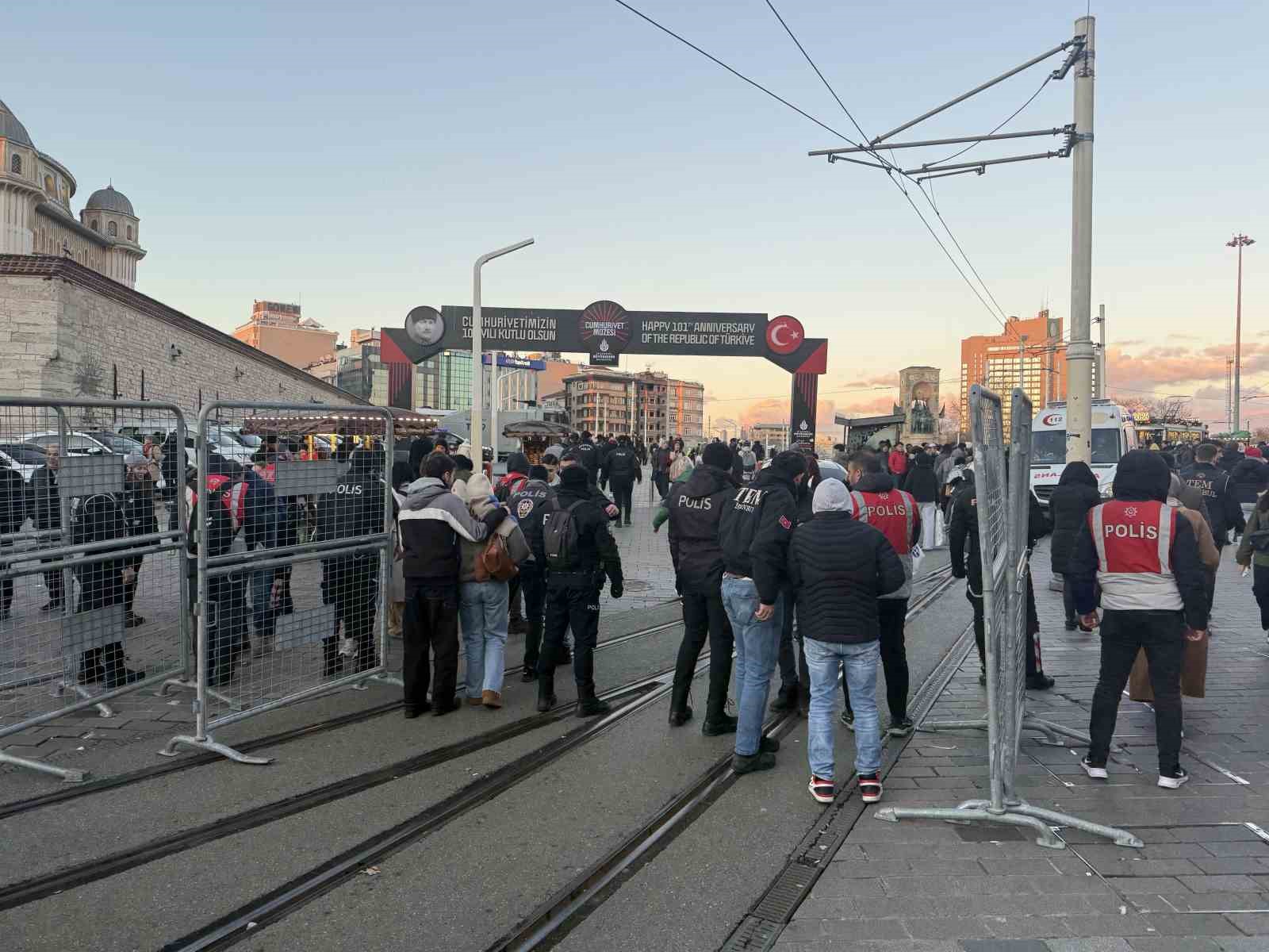 İstiklal caddesi girişinde yoğun güvenlik önlemi
