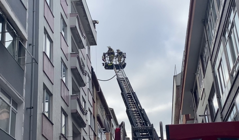 Şişli’deki çatı yangını paniğe neden oldu