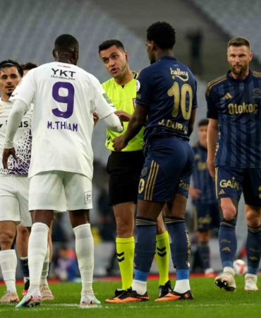 Trendyol Süper Lig: Eyüpspor: 0 - Fenerbahçe: 2 (İlk yarı)