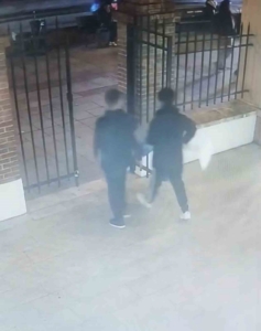 Kadıköy’de yardım kutusu hırsızlığı: Önce gözetlediler sonra çaldılar