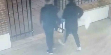 Kadıköy’de yardım kutusu hırsızlığı: Önce gözetlediler sonra çaldılar